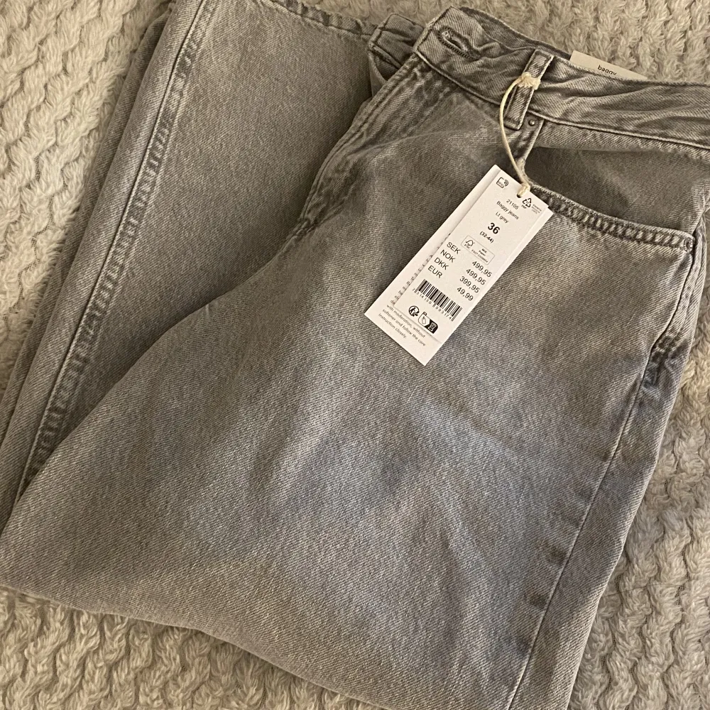 Säljer dessa gråa jeans från Ginatricot i nyskick med lapp kvar! Pris kan diskuteras.. Jeans & Byxor.