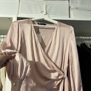 Blus från ZARA - Blus från ZARA i nytt skick, prislapp fortfarande på. Kort i modellen. 