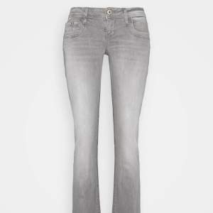 Säljer ett par jättesnygga jeans i storlek 26/32. Köp direkt för 850kr❤️