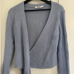 Ljusblå stickad kofta💙 - Superfin ribbad kofta från NA-KD som är perfekt till hösten!🍁 Färgen är mer blå i verkligheten än på de två första bilderna. Aldrig använd!