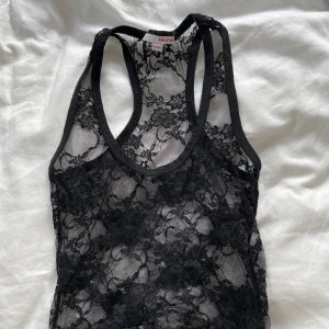 svart spetslinne - svart spetslinne köpt på vinted 💕 ej croppad utan är vanlig i längden. jättefint skick!