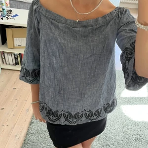 Grå blus från CalvinKlein - Grå blus från Calvin Klein i fint skick. Storlek S. Frakt tillkommer.