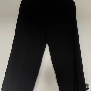 Tygbyxor - Svarta kortbyxor från Carin Wester i storlek 34 (stora i storlek)