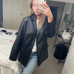 Skinnkavaj / blazer - Så fin blazer i skinnmaterial! Använd fåtal gånger och därav i bra skick! Köparen står för frakt 🙏🏼