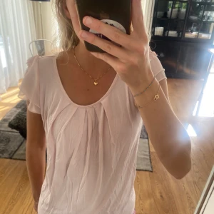 Rosa t-shirt - Den har jättefina detaljer i halsen och på ärmen💗💗💗hör av dig om du är intresserad