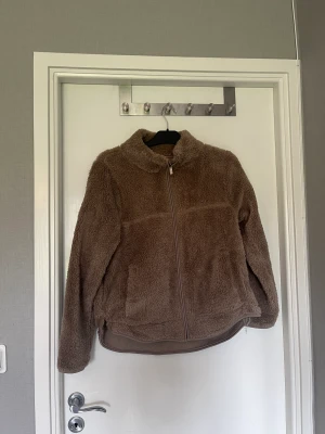 Jacka - Teddy jacka/kofta st S som är perfekt nu för höste. Mjuk och skön. Aldrig använd 