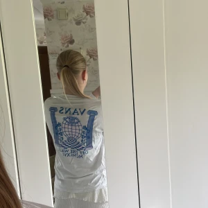 Vans långärmad tröja  - Fin långärmad vans tröja. Den är använd men är fortfarande cute! Säljer då den är för kort i ärmarna💓