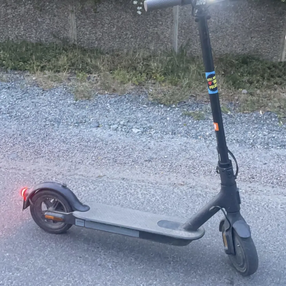 En bra elsparkcykel som går i 25. Övrigt.