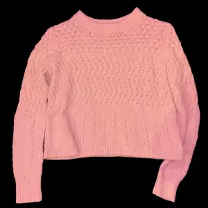 Superfin tröja som är för liten! Om den ser rosa ut på första bilden är det för min led slinga va på så det blev rosa ljus, sån är vit🤍