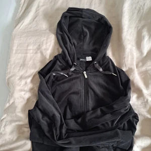 Gina tricot set - Byxorna ät storlek M, översta delen är storlek L. Originella pris 500 KR. Begagnat och använt.