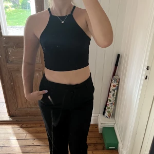 Svart tanktopp från H&M⚡️🍂 - Basic tanktopp från H&M! Skriv för mer info/fler bilder 🫶