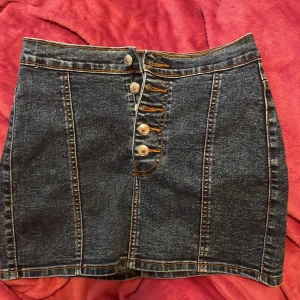 kjol - kjol i fint skick använd fåtals gånger! midjemåttet är ca 33cm med stretch tvärsöver. Jag brukar bära storlek 34💖