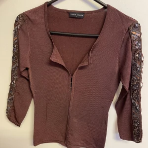 Kofta/topp - Så söt kofta/ topp från Karen millen 1 som inte kommer till användning. 