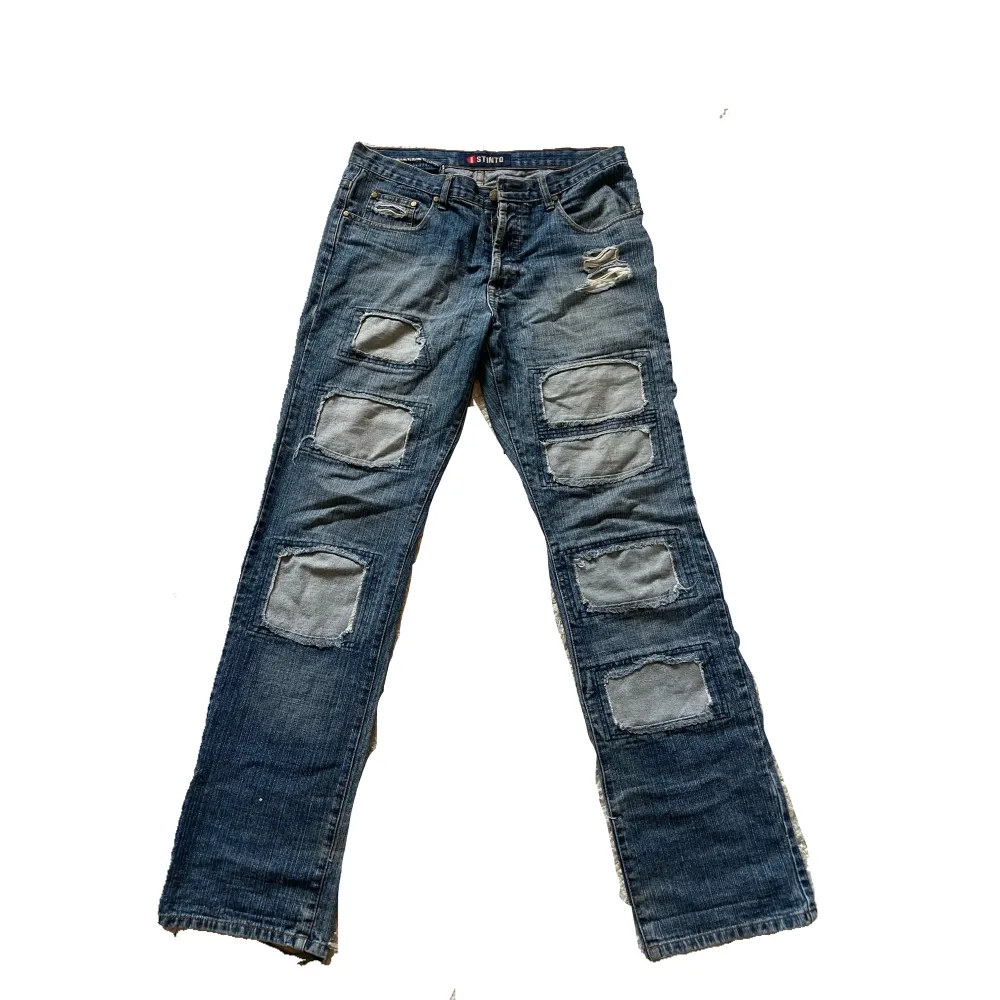 Coolaste jeansen jag äger men kommer tyvärr inte till användning längre, mått-> från skrevet och ner 86cm, midjan 44cm alltså M, vidden på byxbenet 23cm, ordinarie pris 500. Jeans & Byxor.