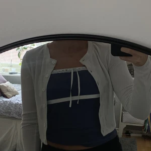 söt cardigan - söt cardigan som är perfekt att ha över ett gulligt linne knappt använd  den är i fleecematerial så riktigt varm och skön till hösten och vintern! 