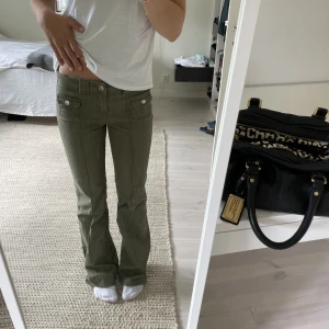 Gröna lågmidjade  bootcut byxor - Säljer dessa superfina byxor ifrån Hm. Dessa byxor är sluslålda på hmm egna hemsida. Använda sparsamt och i superframträdande skick. De är i storlek 36