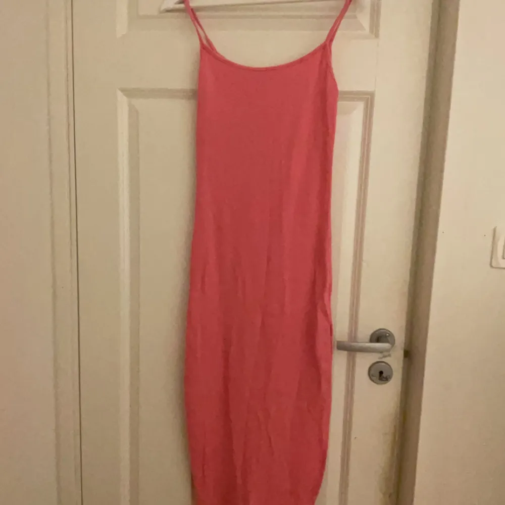 En rosa klänning från new yorker. Har aldrig använt den säljer den för jag inte tycker att ja passar i färgen. Har tvättat den en gång och det är därför den är lite skrynklig. Kan också visa hur den sitter på privat om du e intresserad av att köpa den. Klänningar.