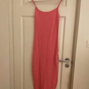 En rosa klänning från new yorker. Har aldrig använt den säljer den för jag inte tycker att ja passar i färgen. Har tvättat den en gång och det är därför den är lite skrynklig. Kan också visa hur den sitter på privat om du e intresserad av att köpa den