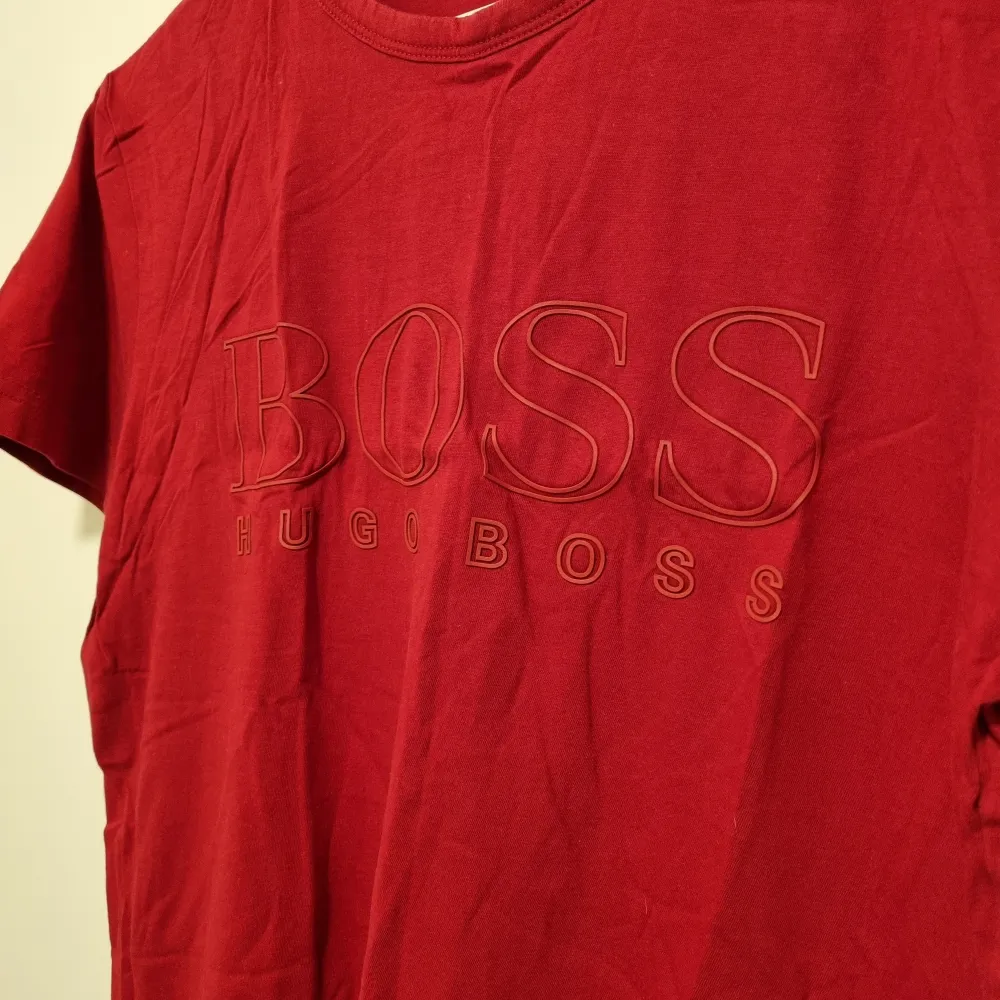 Mörkare röd t-shirt. Fint skick.. T-paidat.