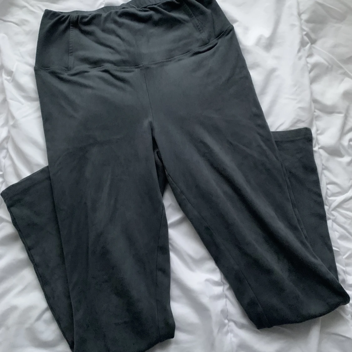 gråa thigts av mock-material