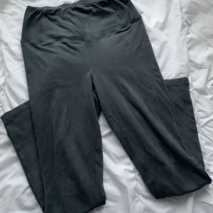 gråa thigts av mock-material  - väldigt mjuk, skön och varm, perfekt till höst/vinter 