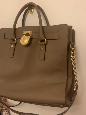 Michael Kors  - Jätte fin knappt använd! Bilden gör den ej rättvisa🤍