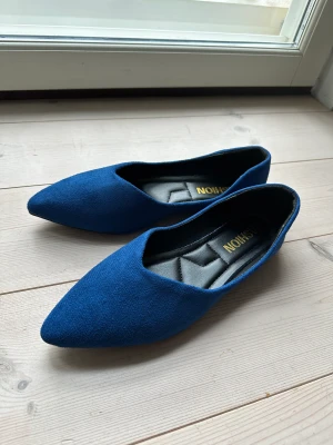 Blå spetsiga lågskor ballerinas - Blå mjuka fina ballerinas med spetsig tå, helt oanvända i kartong, säljs pga för små för mig. Storleken angiven till 39 men skulle snarare säga att de passar en 38. 