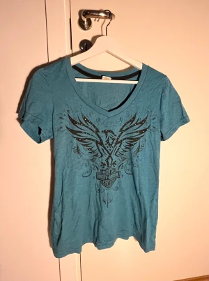 Harley Davidson t-shirt - Nästan inte använt den här alls och nu tar den bara upp plats i min garderob. Det står strlk M i tröjan men den är mer som S.