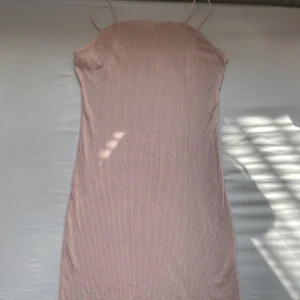 Bikbok klänning - Säljer denna jätte fina klänning som kramar om kroppen som en smäck. Väldigt bekväm med dessvärre blivit för liten för mig! Storlek M men kan även sitta som en S 