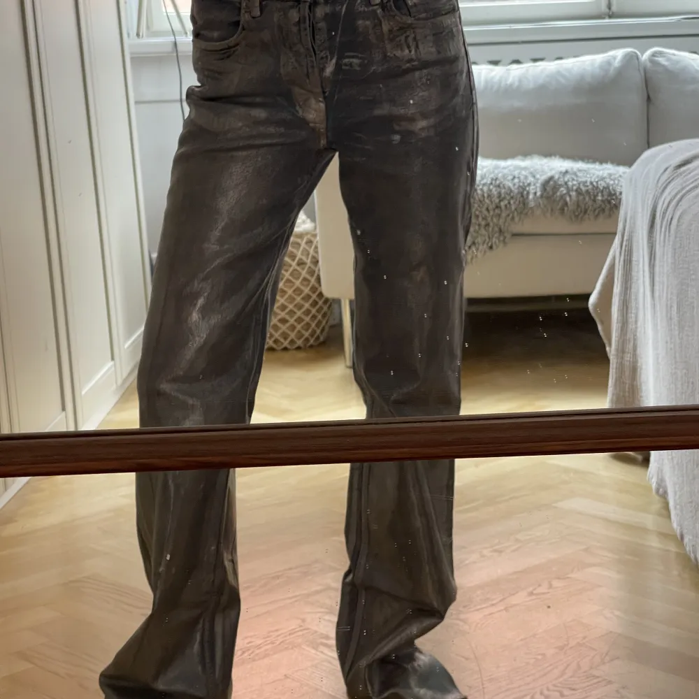 Ett par lågmidjade glansiga raka jeans från zara med långa ben. . Jeans & Byxor.