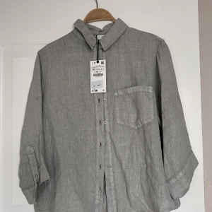 Helt ny linneskjorta från Zara  - Säljer en trendig skjorta i mintgrå färg, passar bra med det mesta. 