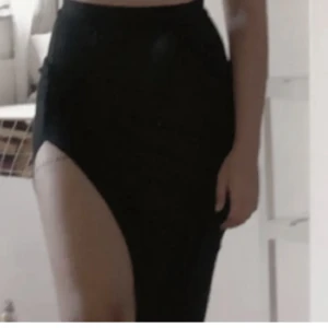 Svart thight kjol - Svart thight kjol med hög slit. Passar tyvärr inte mig. Bilden är lånad.