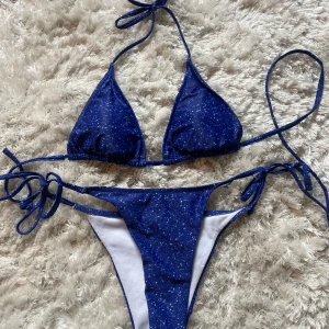 Bikini  - Super fin bikini med glitter mönster! 💙 Bara använd nån gång och tvättas såklart innan postningen! 💙