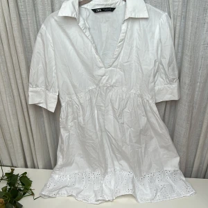 Vit klänning  - Säljer denna fina zara klänningen, den är nästan oanvänd💕