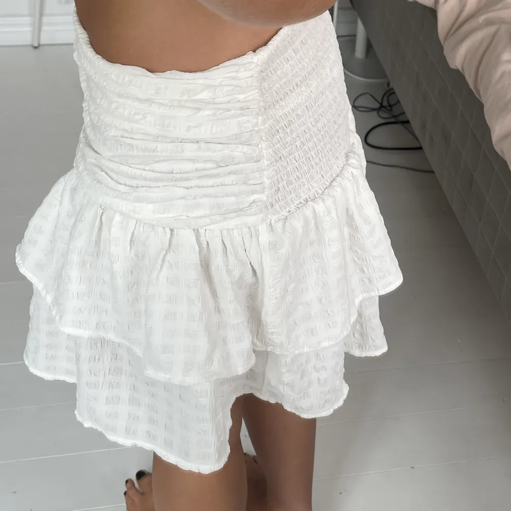 Säljer denna vita volang kjol i som nytt skick då jag inte får användning av den längre . Kjolar.