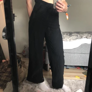 Kostymbyxor från Ginatricot  - Kostymbyxor från Ginatricot i storlek 34. Men är väldigt stora på mig som är en 34-36 så skulle nog säga att dessa passar någon som är allt mellan 38-42. Fin i övrigt!