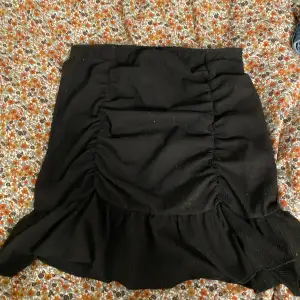 Säljer min svarta kjol från Gina Tricot i strl M. Den har använts några ggr och blivit lite nopprig. Den har som en volang längst ner💕