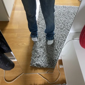 Zara jeans  - Mörkblå lågmidjade Zara jeans i storlek 32. Har fransat sig lite längst ner men inte så synligt. 