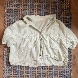 Blus mintgrön - Säljer denna mintgröna blusen från Zara då den tyvärr inte kommer till användning längre färgen syns dåligt på bilden men den är mintgrön. Skriv för fler bilder/frågor🩷🫶