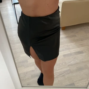 Mini kjol läder imitation med slits - Superfin men har liknande så har aldrig använt denna tyvärr 💓