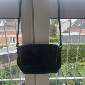 Axelremsväska  - Snygg svart axelremsväska som är väldigt basic och snygg. Väldigt enkel och smidig att ha med sig 💕💕💕
