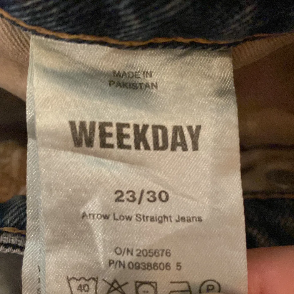Ett par jättefina lågmidajde jeans från Weekday. Säljer då dom blivit för små för mig!! . Jeans & Byxor.