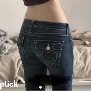 True religion byxor - Snygga true religon byxor som är straight och nerklippa längst ner jag är 165 och dom passar mig perfekt. Säljer för att dom inte kommer t använda❤️ skriv för MFF bilder och sånt 