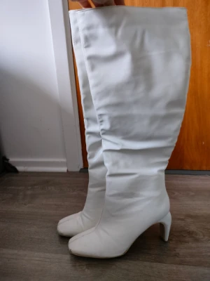 Höga klackskor - Använd en gång, blev någon fläck men går att tvätta bort. Från Gina Tricot