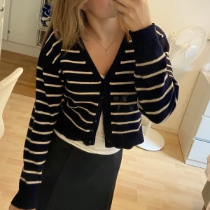 Zara kofta marinblå - Super snygg kofta som även går att knäppa o ha som tröja. Marinblå med ”off white” ränder. Oversized passform och perfekt till hösten eller sensommar. Funkar XS-M.