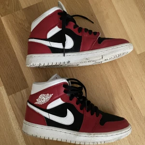 Jordans  - Säljer nu dessa röda jordans som jag köpt här på Plick då de inte passade. Fint skick, knappt använda.