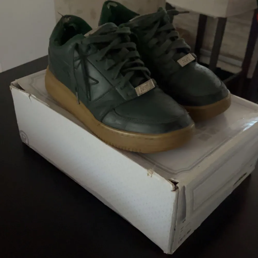 Bape sta low m1 green orchard! Storlek 44/43 Skorna är väl använda och i ok skick.  Färgen fram på skon har börjat släppa, tyget i hälen är lite trasigt. Förutom det är det ett par schyssta beaters. box och kvitto medföljer bud mottages Mer bilder i PM!  . Skor.