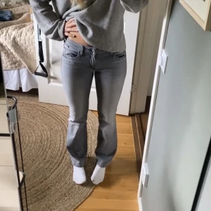 Lågmidjade bootcut - Säljer mina Lågmidjade bootcut jeans ifrån Mavi. Säljer då de inte kommer till användning. Super fint skick och stressigt material💕💕