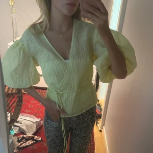 Gul topp - Säljer då den inte kommer till användning. 