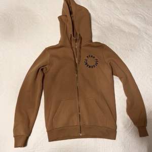 Zip hoodie i färgen brun som sitter som storlek S. Nypris: 650kr skick:9/10 - inga hål eller defekter NOTERA: erbjuder inte returer